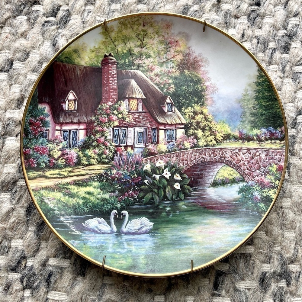 Franklin Mint Heirloom– Cottage at Meadogate. Plate Number JC1061.